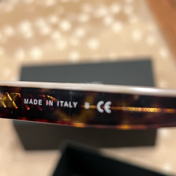 Chanel 5418 sunglasses logo on top 
Gorgeous!!!! - Picture 6 of 14